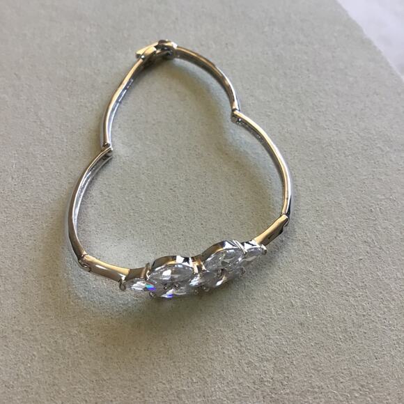 Elegant Silver Crystal Flower Bracelet - Picture 6 of 12